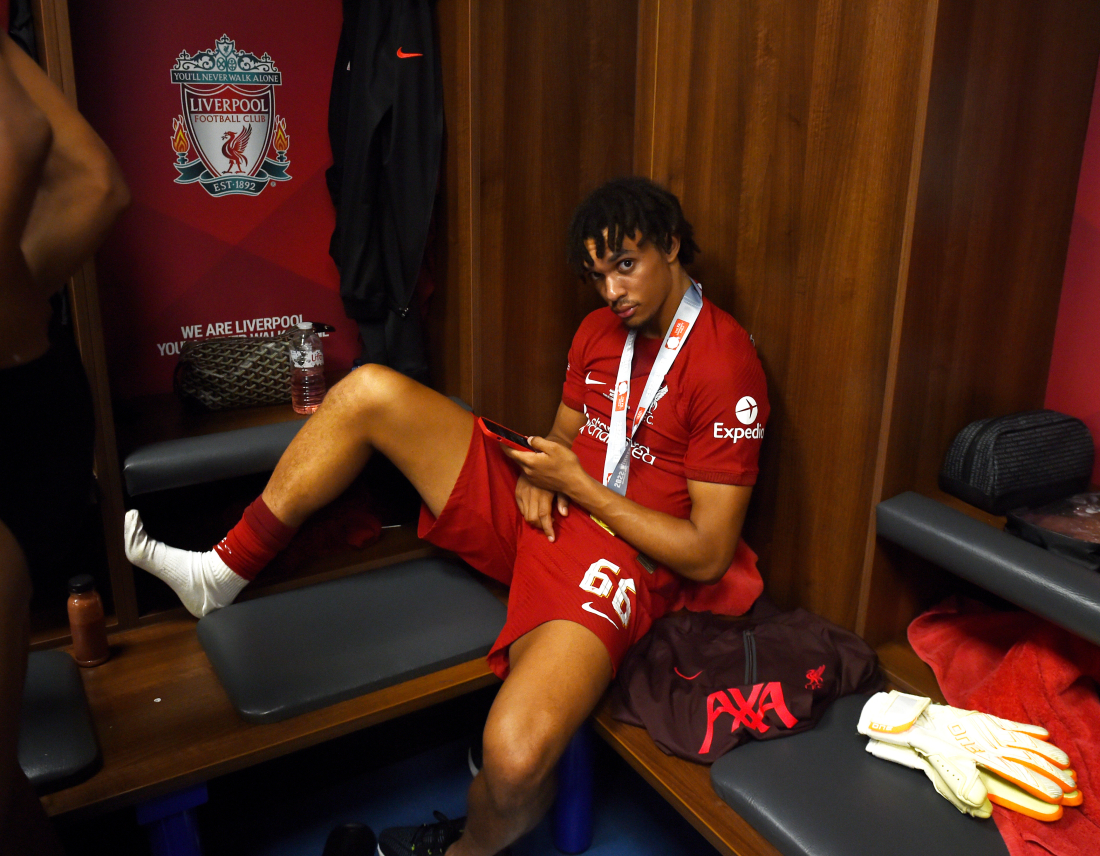 Trent Alexander-Arnold i omklædningsrummet efter sejren i Community Shield 2022