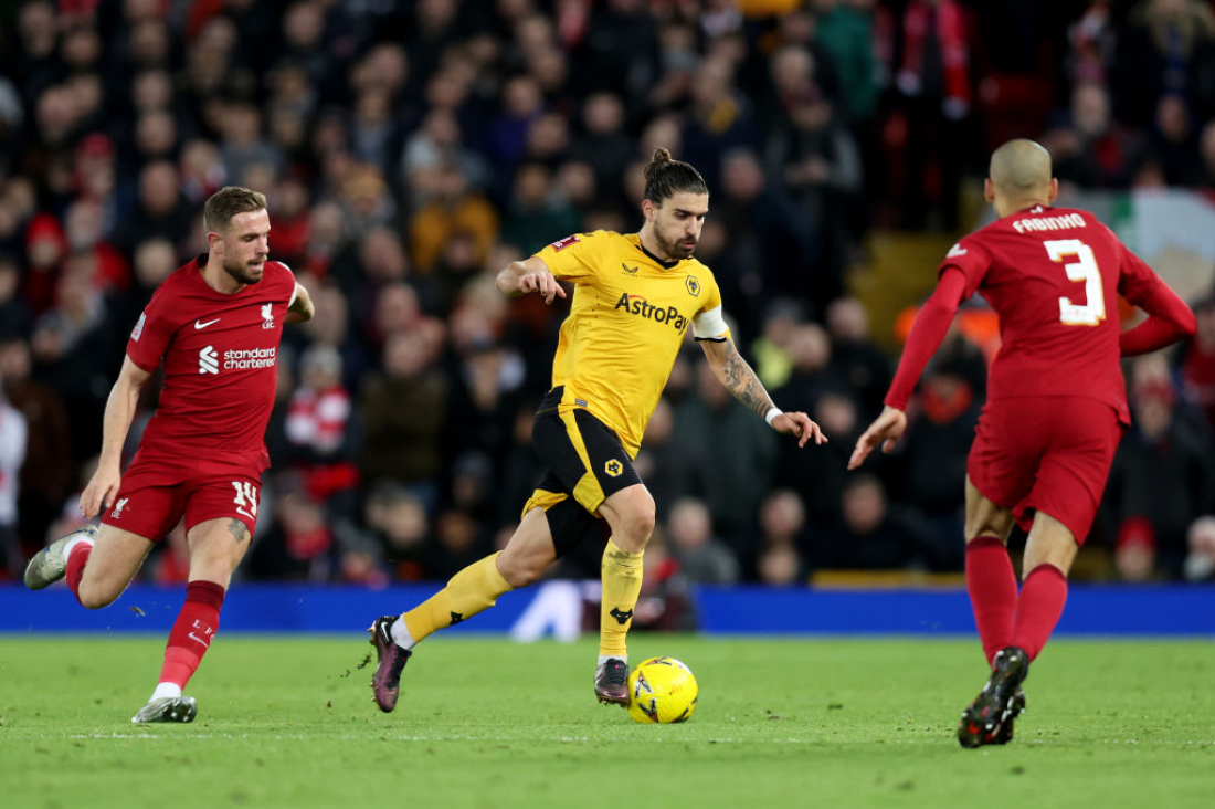 Jordan Henderson og Fabinho jagter bolden i FA Cup-kampen mod Wolverhampton