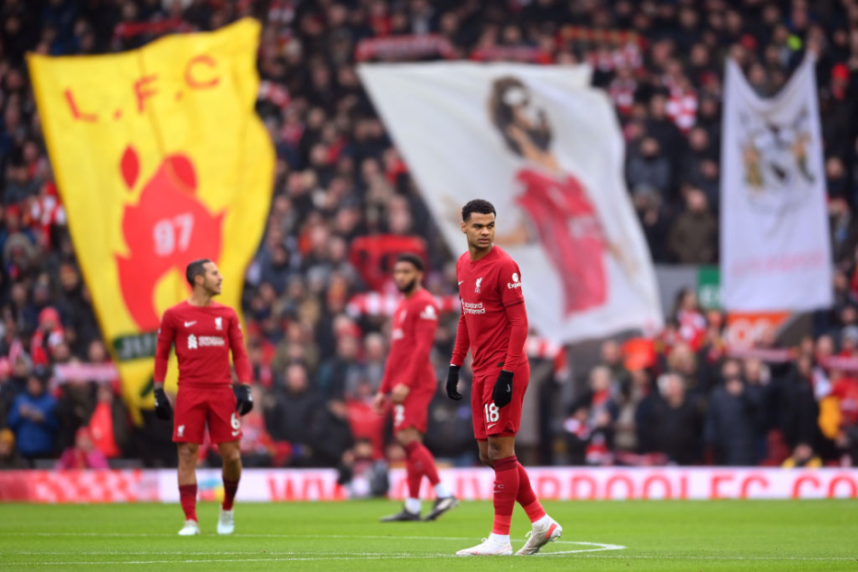 Thiago, Gakpo og Gomez foran the Kop.