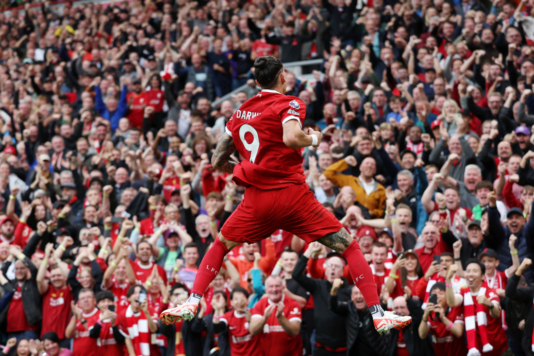 Darwin Nuñez jubler ned mod The Kop efter sin scoring til 2-1 mod West Ham på Anfield