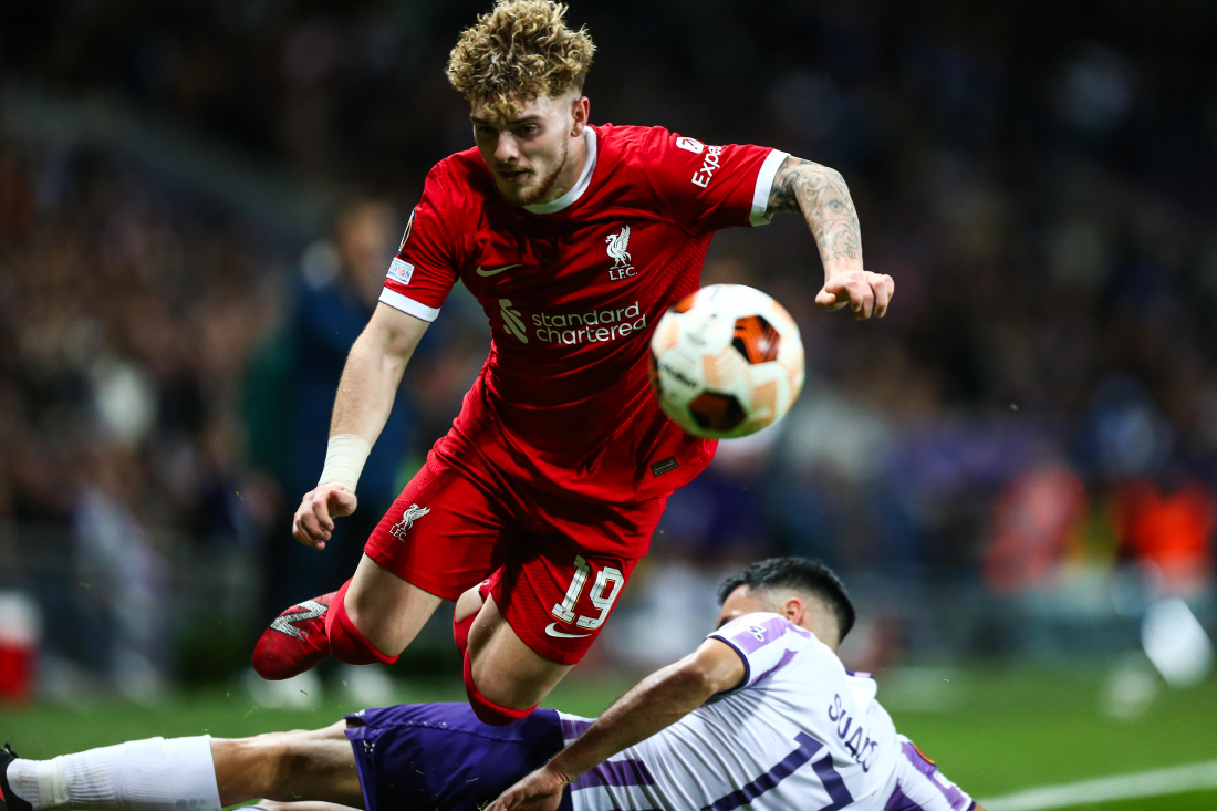 Harvey Elliott bliver tacklet mod Toulouse i Europa League