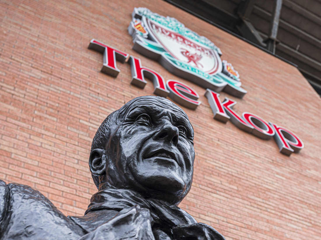 Statuen af Bill Shankly foran The Kop