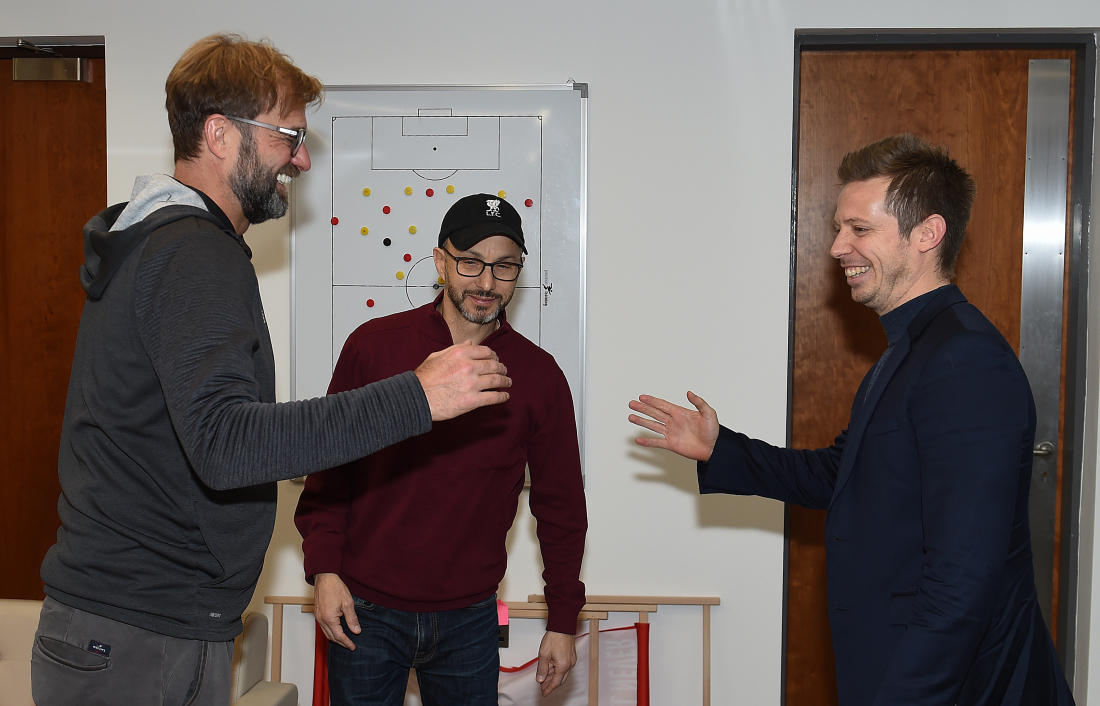 Michael Edwards hilser på klopp
