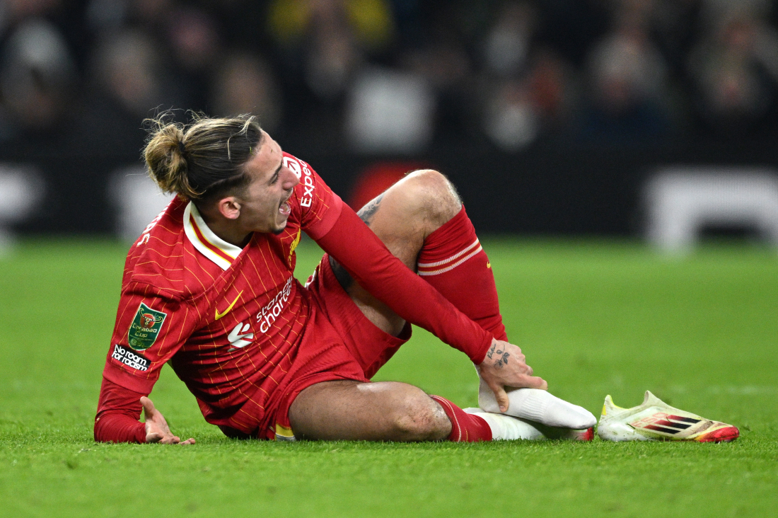 Kostas Tsimikas brokker sig til dommer Stuart Atwell over at være blevet tacklet og ikke få et frispark mod Tottenham i Carabao Cup'ens første semifinale