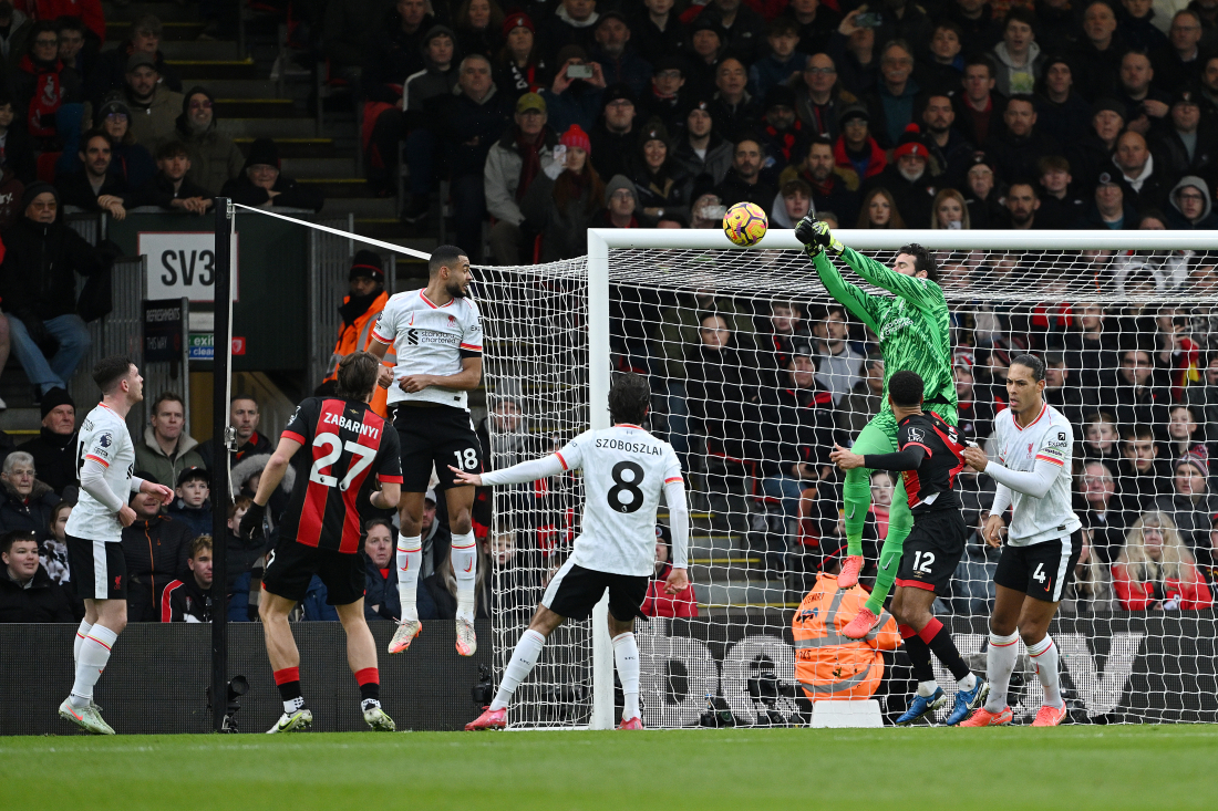 Alisson Becker bokser bolden væk mod Bournemouth