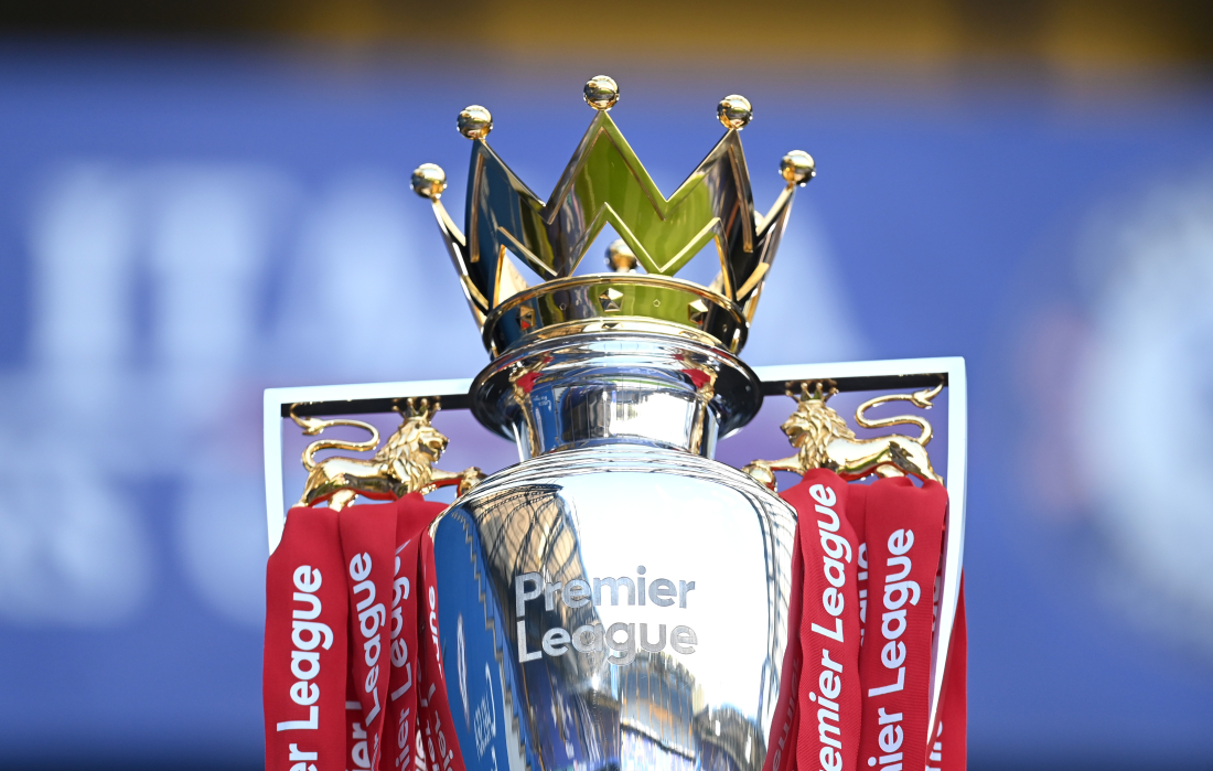 Premier League-trofæet med røde bånd