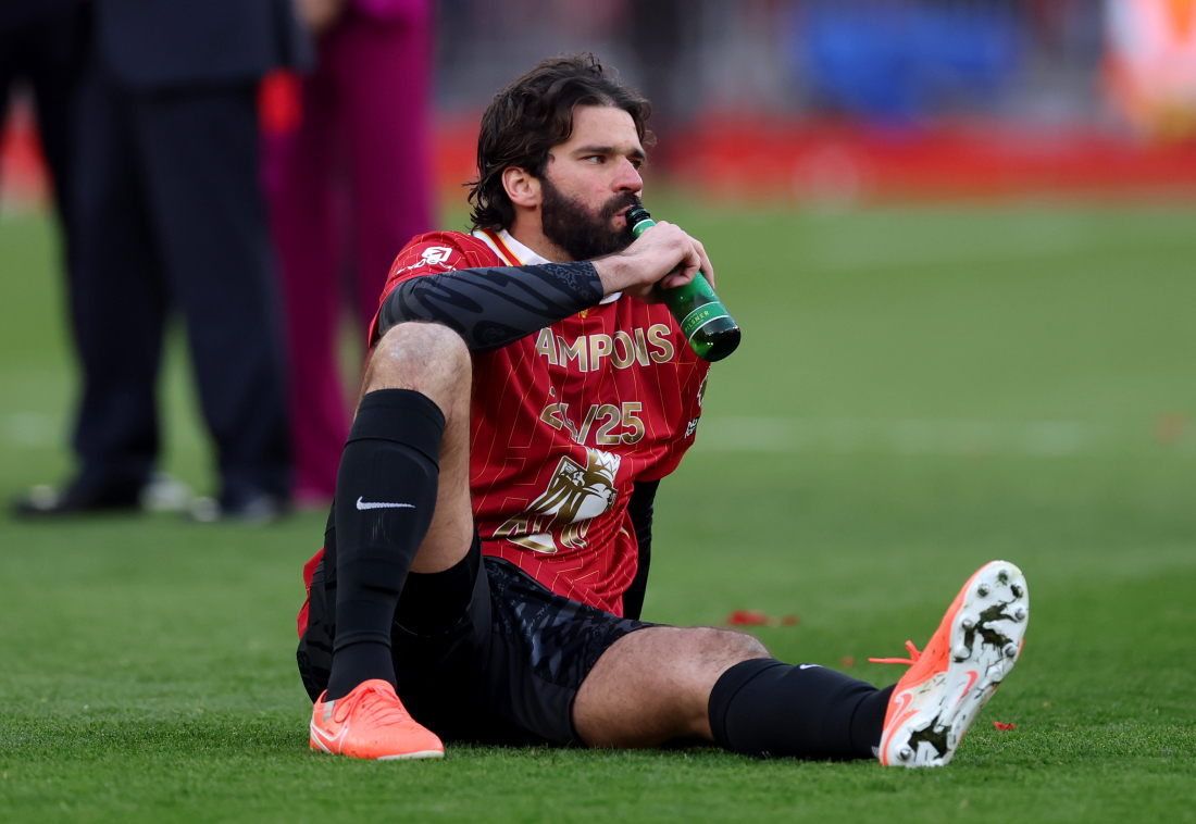 Alisson Becker fejrer mesterskabet 2024/25