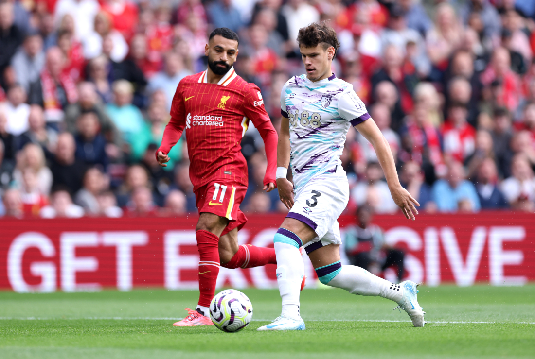 Milos Kerkez i duel med Mo Salah