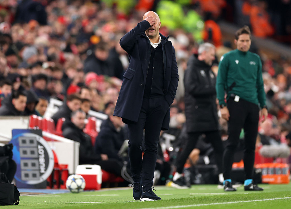 Arne Slot tager sig til hovedet efter 1-4 nederlag på hjemmebaen mod PSV Eindhoven i Champions League