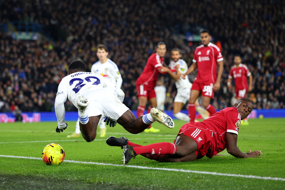 Konaté begår straffespark mod Leeds