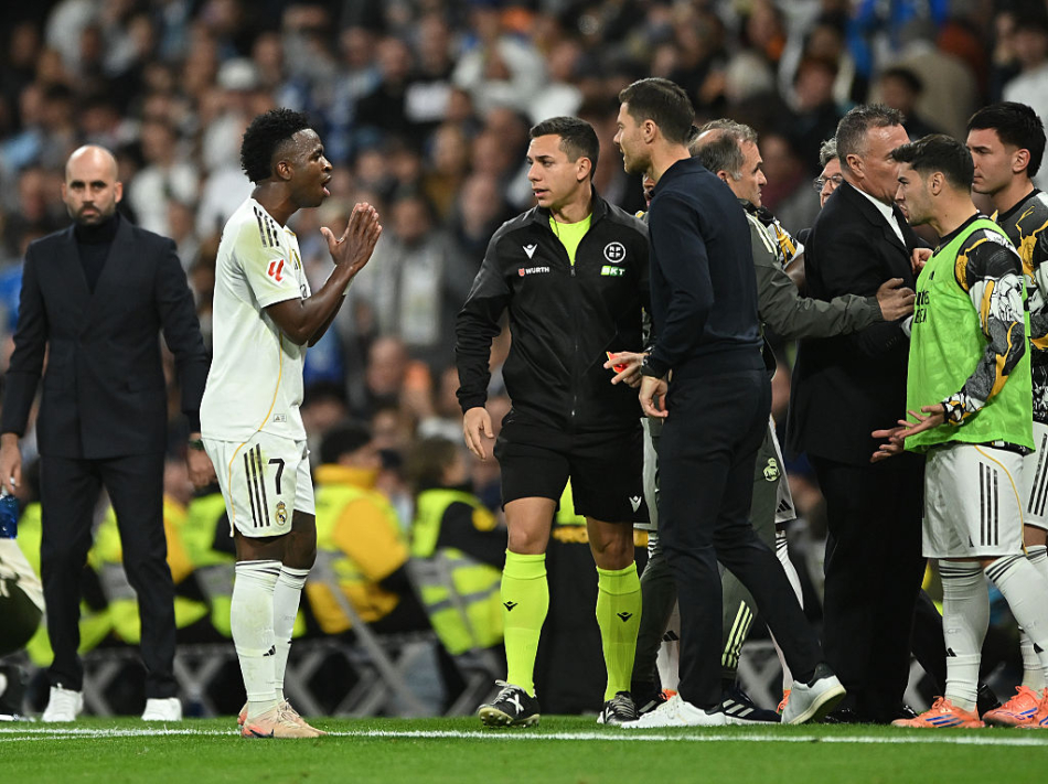 Xabi Alonso og Vinicius Jr. 