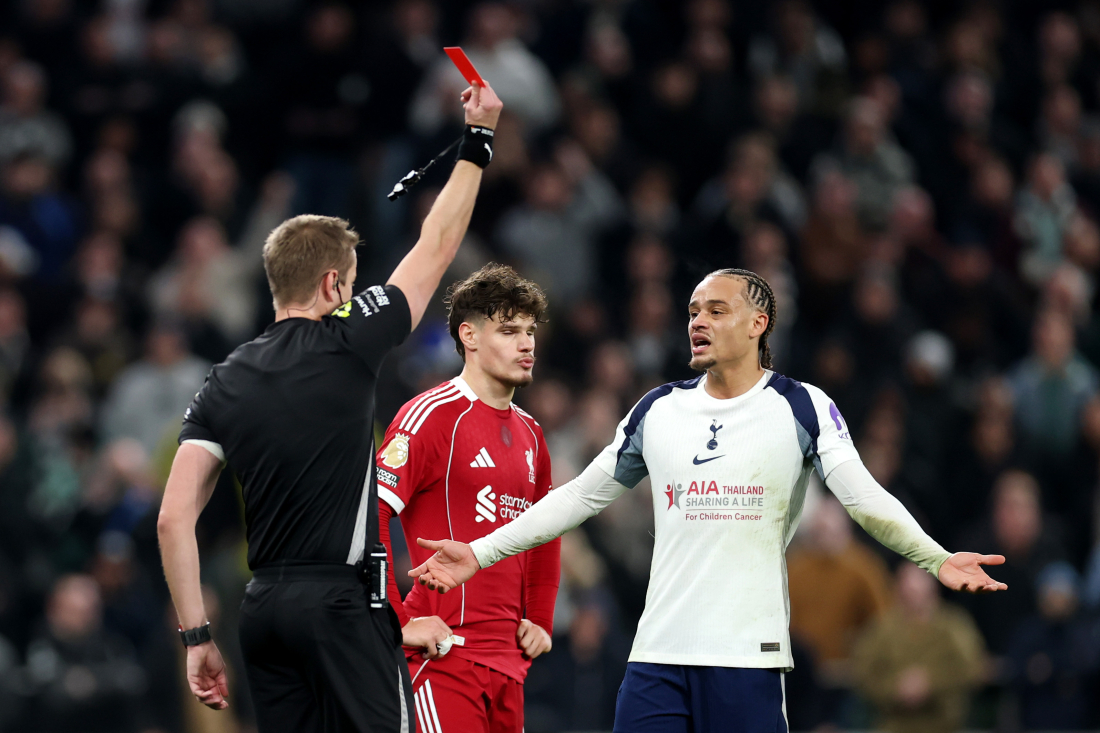 Xavi Simmons bliver vist ud mod Liverpool
