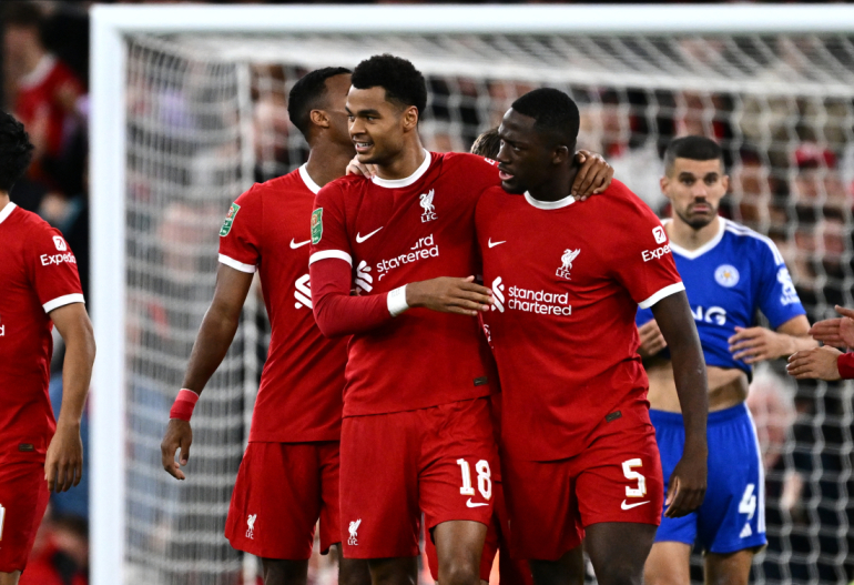Gakpo og Konaté jubler efter scoring mod Leicester i Carabao Cup