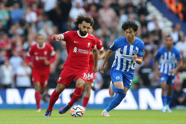 Salah forsøger at løbe fra Mitoma mod Brighton på udebane