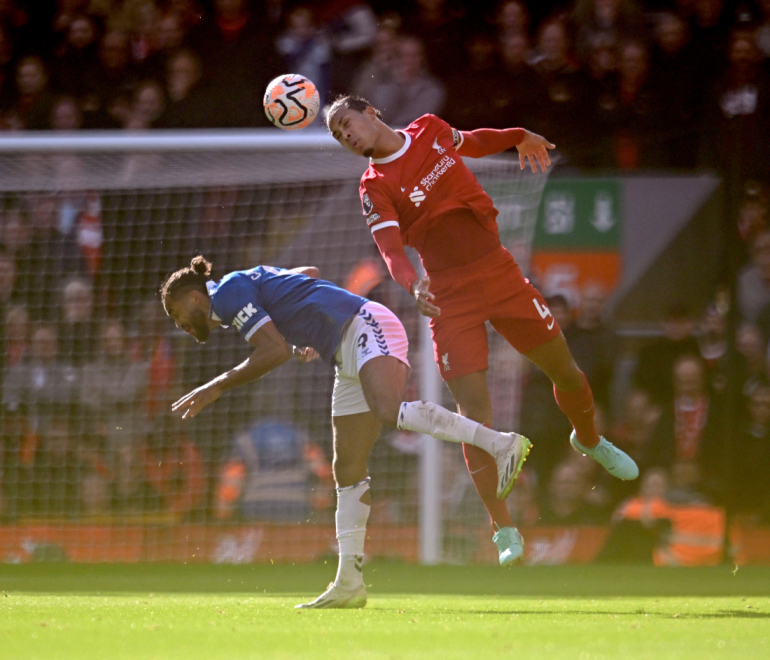 Van Dijk vinder en hovedstødsduel mod Calvert-Lewin fra Everton på Anfield
