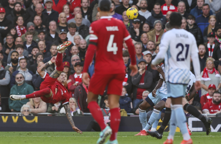 Darwin Nuñez forsøger et saksespark mod Nottingham Forest på Anfield