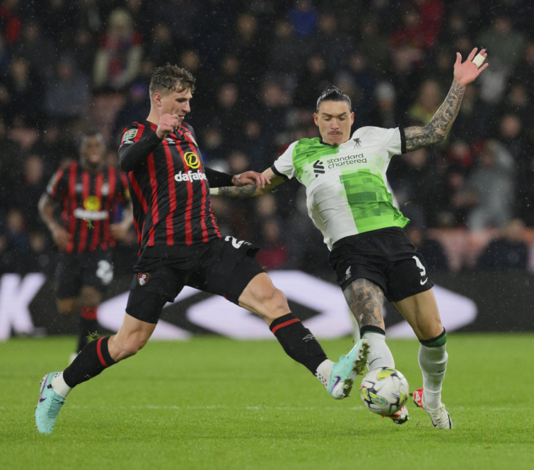 Darwin Nuñez i en tackling mod Bournemouth i Carabao Cup