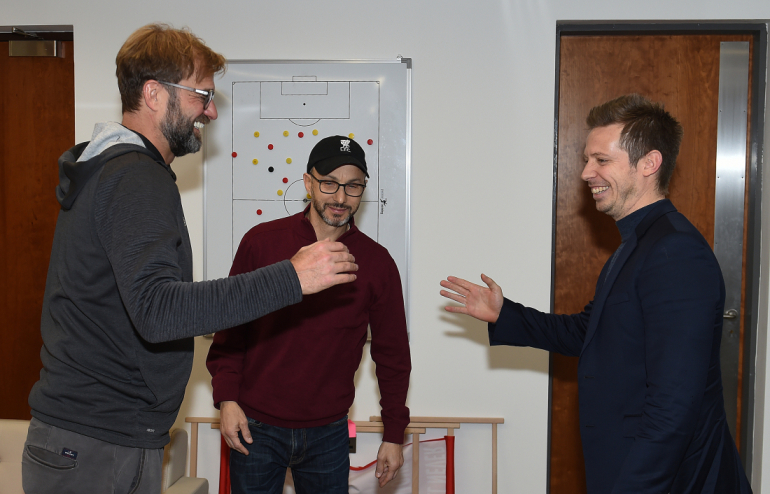 Michael Edwards hilser på klopp