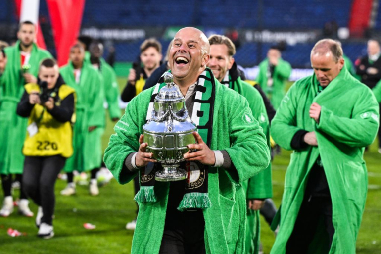 Arne Slot løfter pokalen