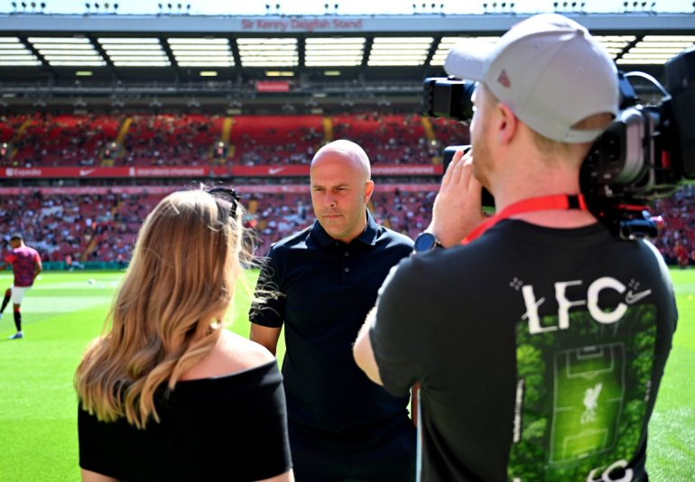 Arne Slot bliver interviewet efter kampen mod Sevilla i preseason 2024.