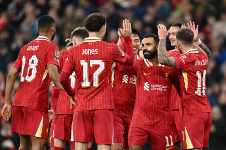 Holdet fejrer Salah efter sin scoring