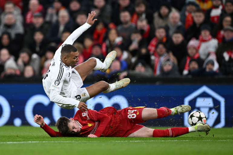Conor Bradley tackler Mbappé på Anfield