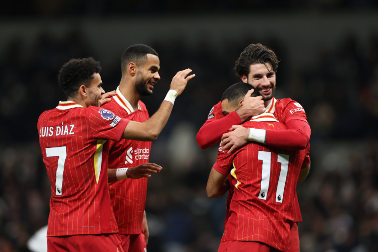 Diaz, Gakpo, Salah og Szoboszlai fejrer en scoring mod Spurs