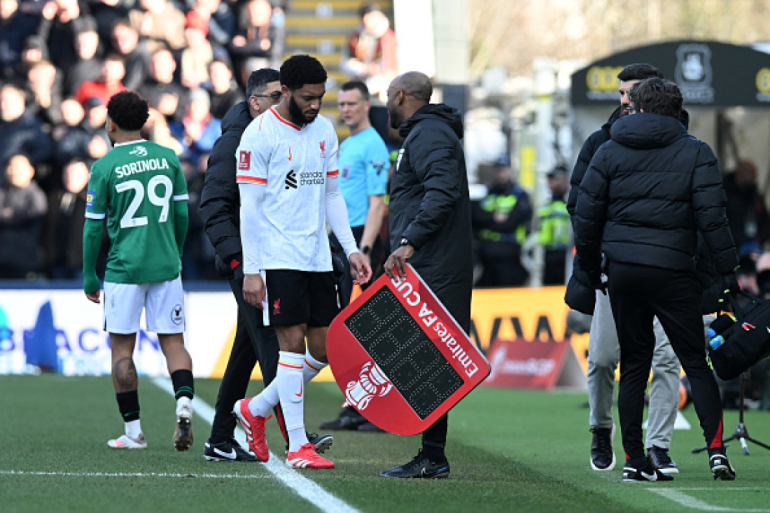 Joe Gomez, efter han måtte udgå imod Plymouth