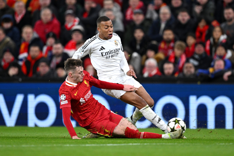 Conor Bradley tackler Mbappé