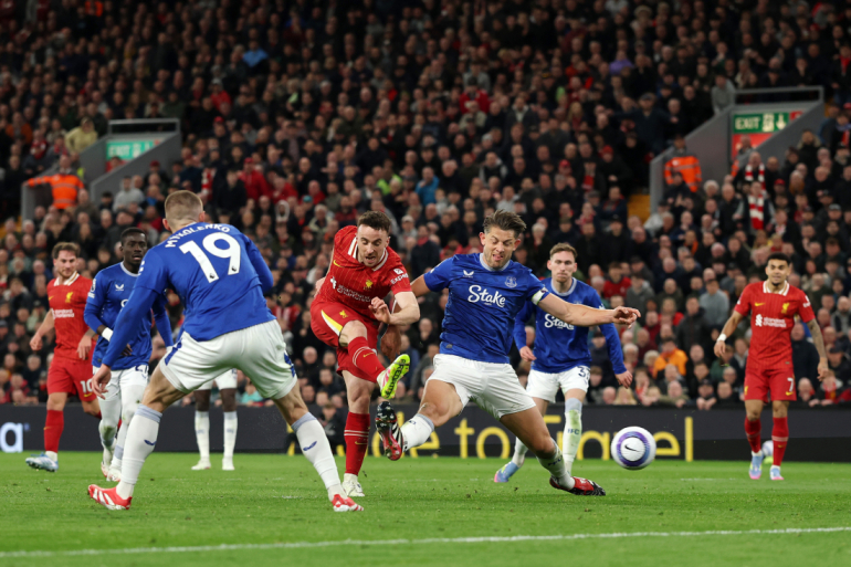 Diogo Jota scorer mod Everton på Anfield