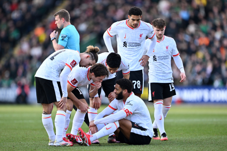Liverpool-spillerne samles om en skadet Joe Gomez mod Plymouth