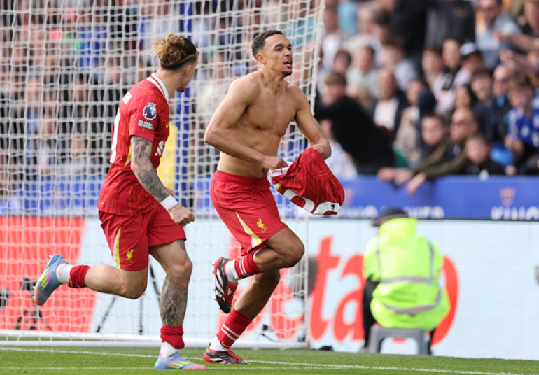 Trent i bar overkrop, der fejrer sit mål mod Leicester