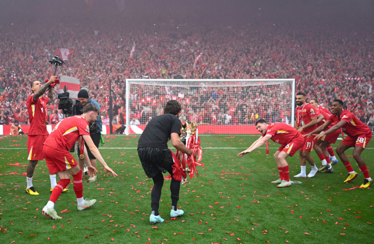 Alisson på vej til at løfte trofæet foran The Kop