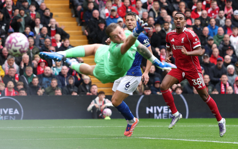 Gravenberch der sender bolden forbi Pickford