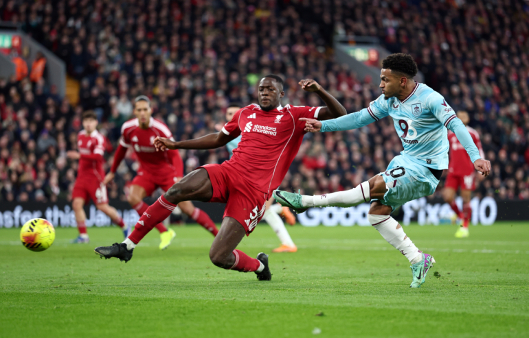 Konate i duel mod Burnley