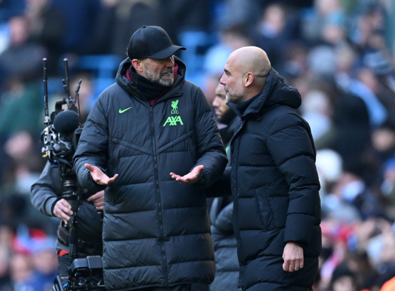 Klopp i diskussion med Guardiola på sidelinjen