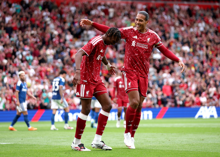 Jeremy Jacquet og Virgil van Dijk jubler over Jeremy Jacquets første scoring for Liverpool i opgøret mod Como på Anfield.