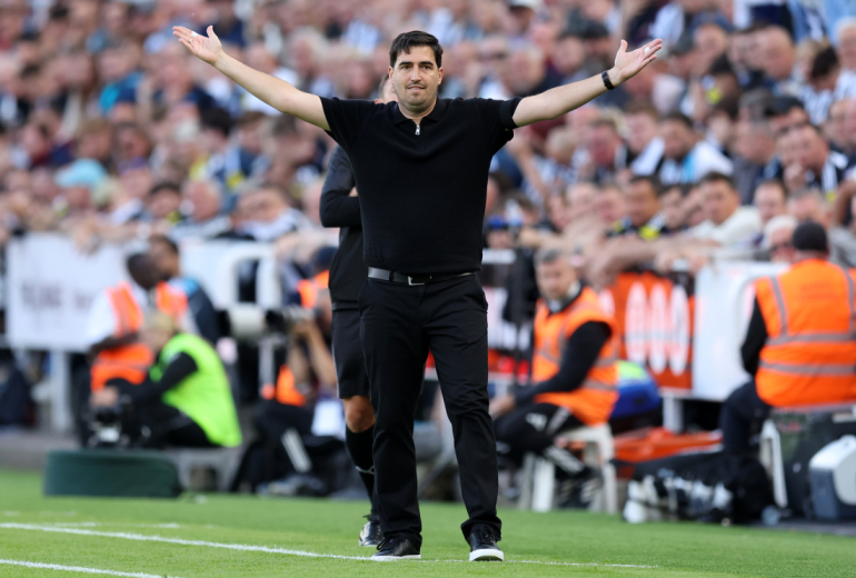 Andoni Iraola på St. James Park til opgøret mod Newcastle